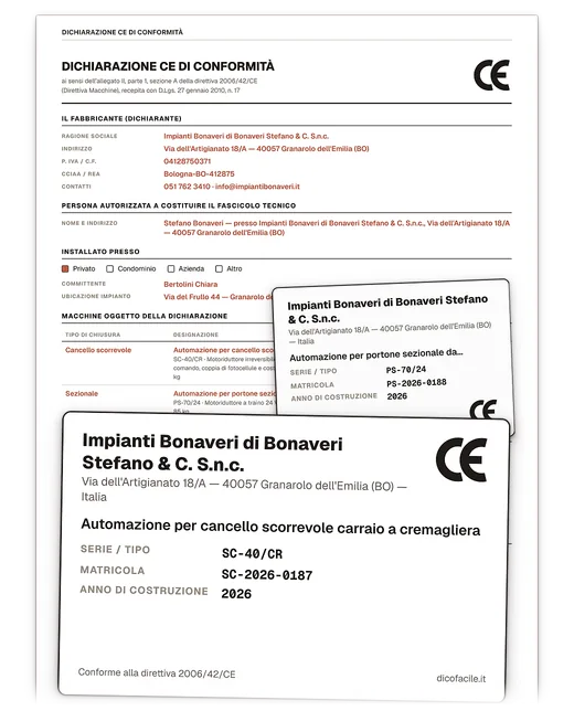 Le due targhette di marcatura CE in primo piano, con matricola e anno di costruzione, e dietro la dichiarazione CE da cui escono.