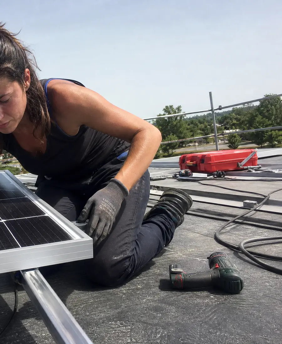 Installatrice di pannelli fotovoltaici su un tetto